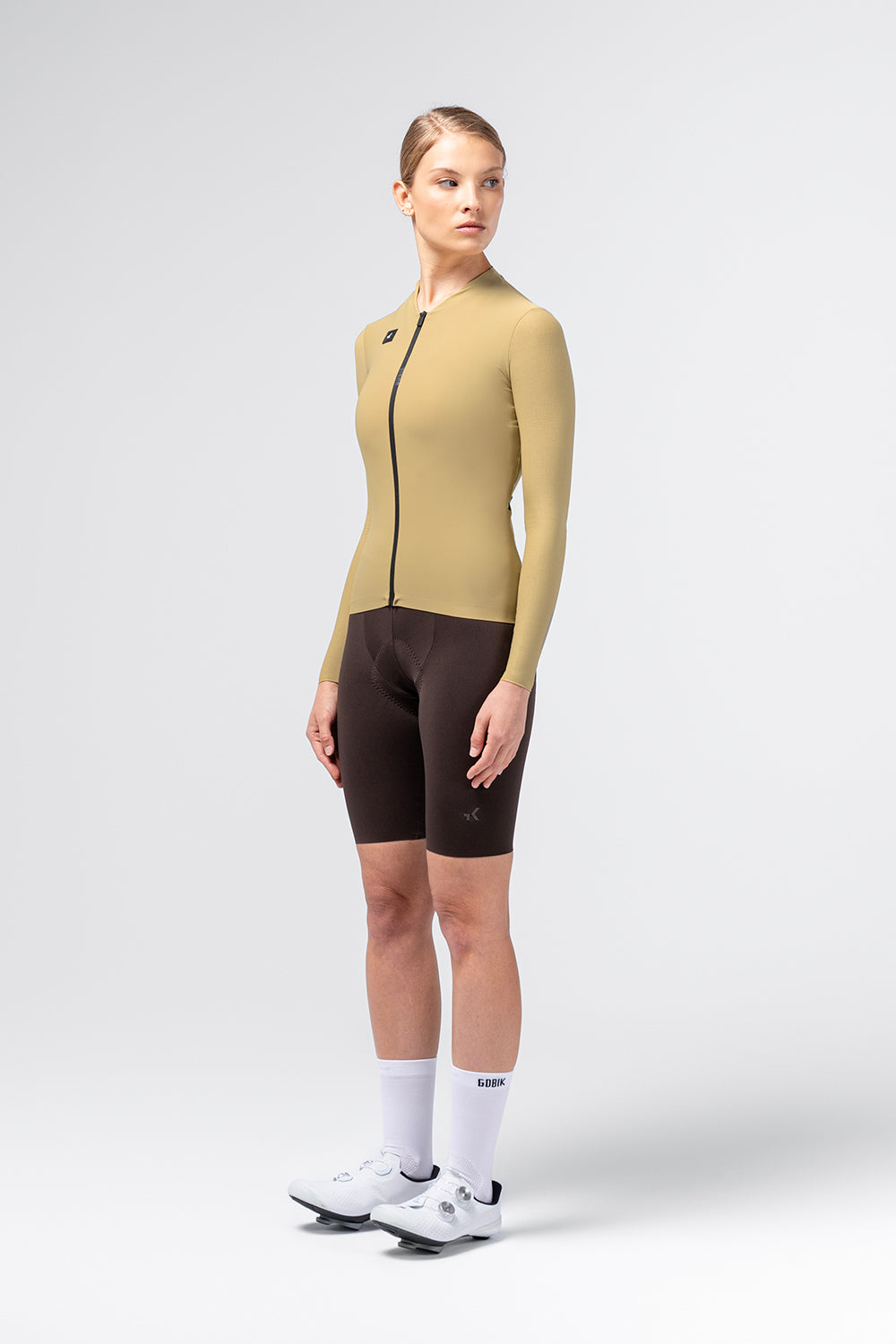 Gobik Avalon Long Sleeve Jersey in Keemun color, female model front three-quarter view