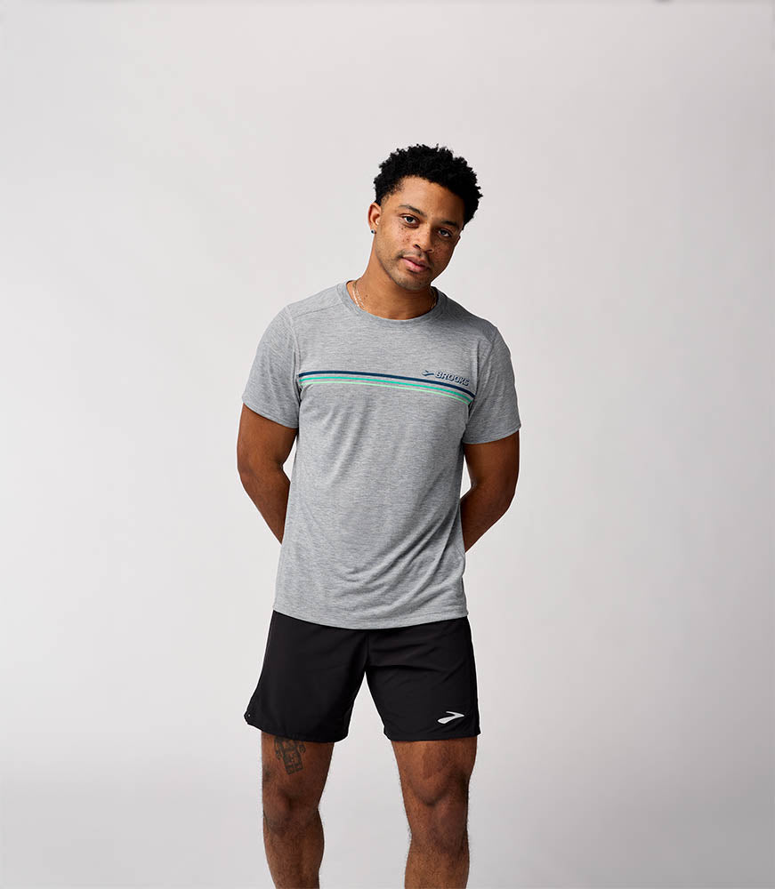 Man wearing Brooks Distance Short Sleeve 3.0 in heathered ash gray with gradient stripe
