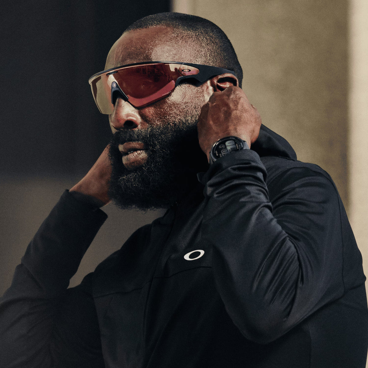 Man wearing Oakley Meta Vanguard sunglasses with black frame and Prizm Transitions Ember lenses