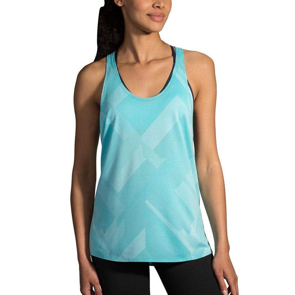 Woman wearing Brooks Array Tank in ice blue geometric jacquard pattern