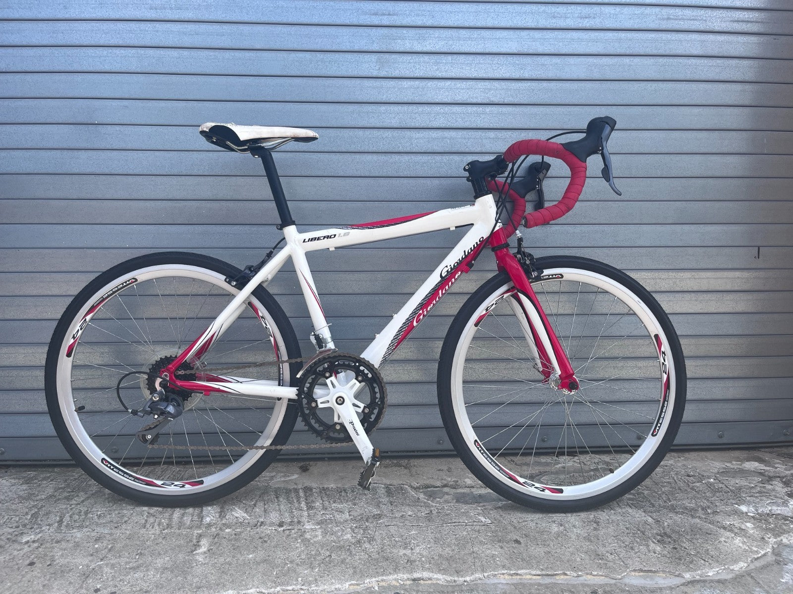 Drop bar handlebars and road shifters on Giordano Libero 1.6 kids road bike