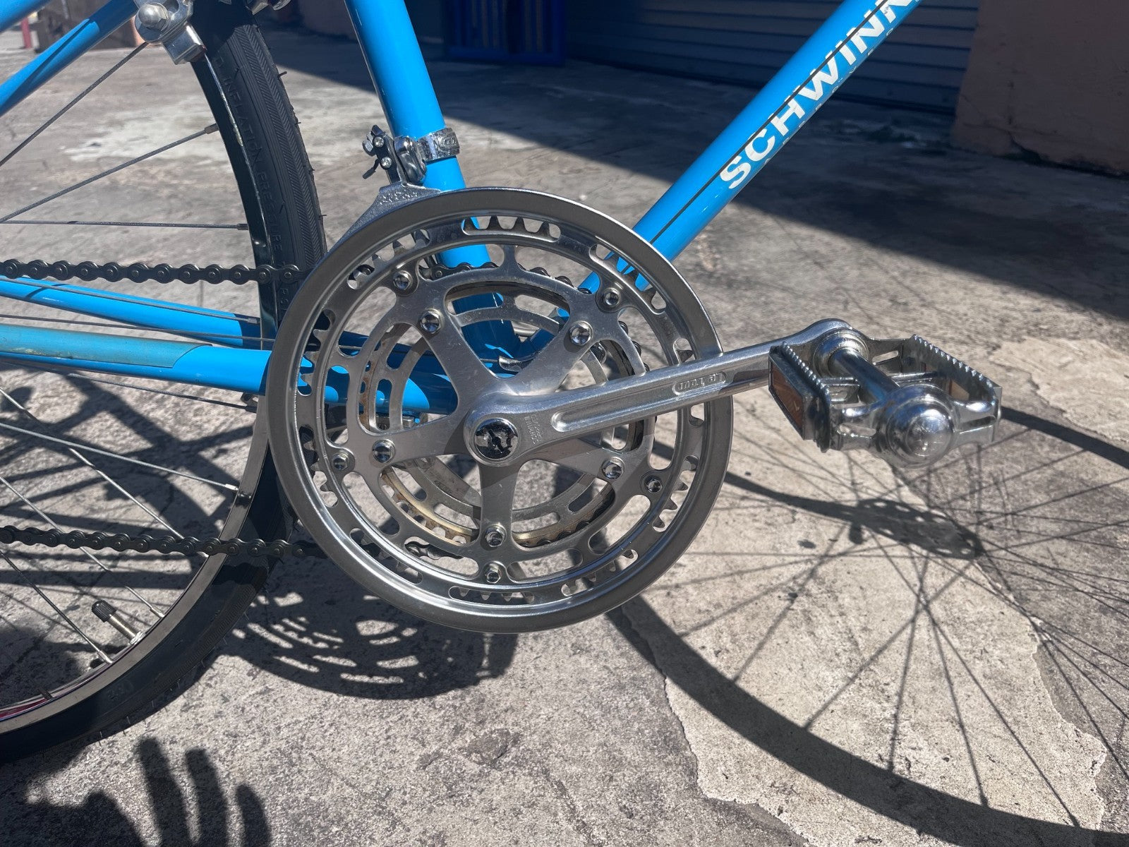 Chrome crankset, chainrings and pedal with SCHWINN chain stay decal on the Le Tour Mixte