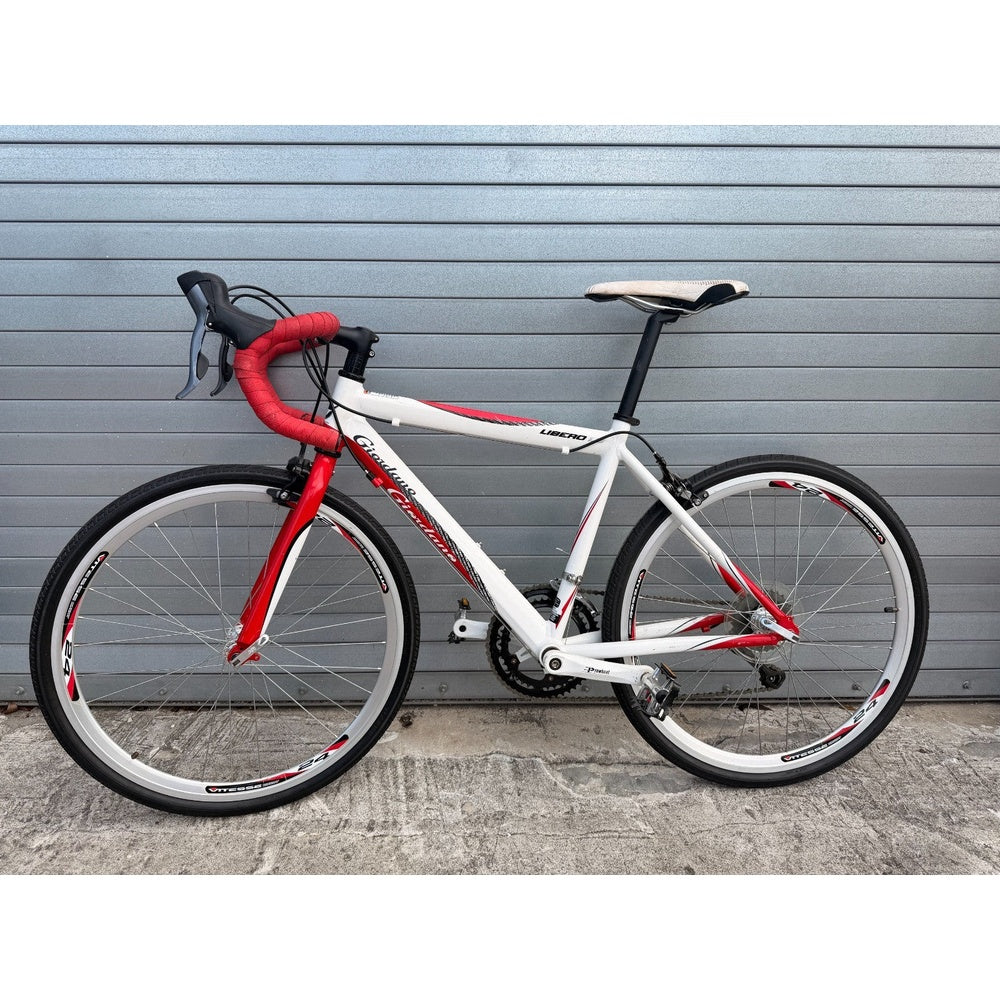 Giordano Libero 1.6 youth road bike in white with red fork, full side view